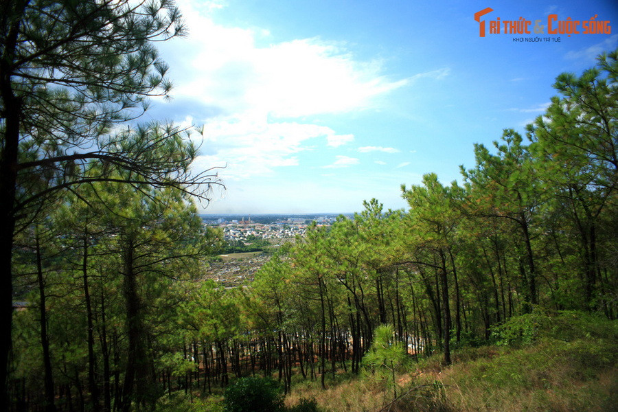 Chính vì vậy, trong lời dẫn của Ngự chế thi của vua Thiệu Trị có mô tả: "Xuất bình địa chi giao cao khởi, quần phong triều củng, tráng thùy thiên chi thế đoan lâm, đương khuyết phiên bình".