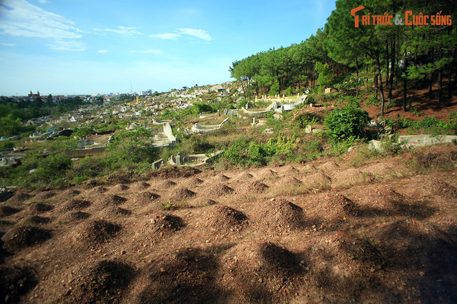 Sau khi nhà Nguyễn chấm dứt sự tồn tại, núi Ngự Bình không còn được bảo vệ và bị người dân lấn chiếm làm nghĩa địa. Hiện tại, một dự án di dời mồ mả, chỉnh trang cảnh quan đang được thực hiện để trả lại vẻ đẹp vốn có cho ngọn núi phong thủy huyền thoại của Cố đô Huế...