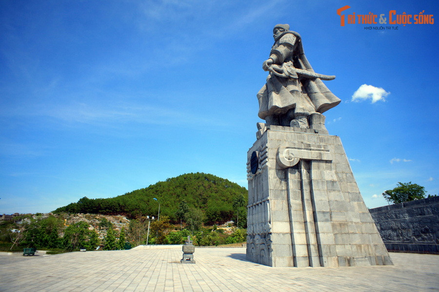 Thứ nhất, núi Ngự Bình nhô lên giữa vùng đất bằng phẳng có chiều cao vừa phải, hình thế núi cân đối, hai bên còn có hai núi nhỏ là núi Bân (nơi nhà Tây Sơn đặt đàn Nam Giao) và núi Tam Thai phù trợ.