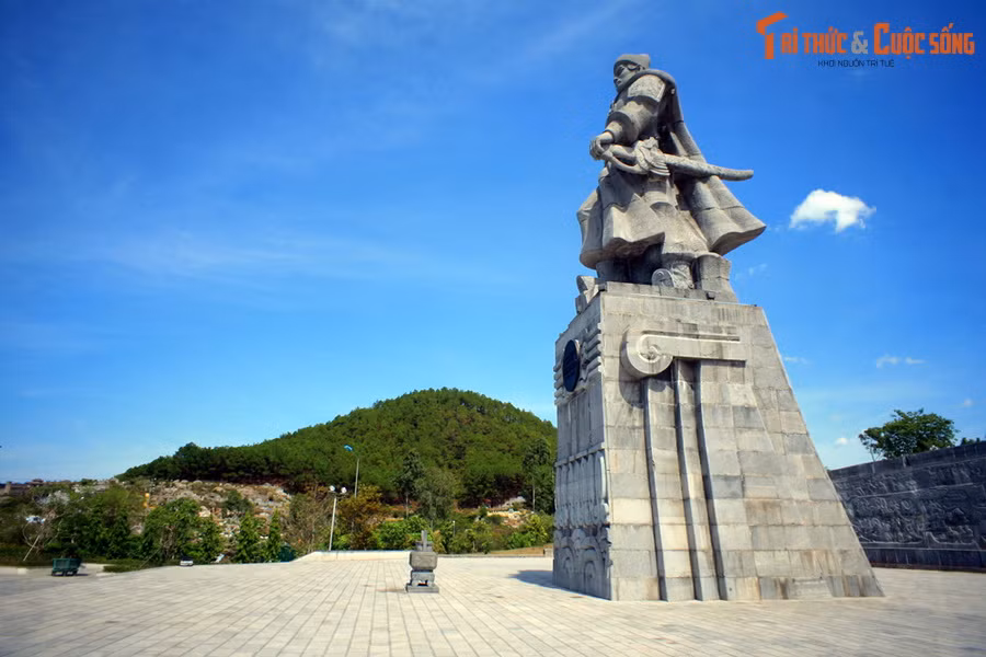 Thứ nhất, núi Ngự Bình nhô lên giữa vùng đất bằng phẳng có chiều cao vừa phải, hình thế núi cân đối, hai bên còn có hai núi nhỏ là núi Bân (nơi nhà Tây Sơn đặt đàn Nam Giao) và núi Tam Thai phù trợ.