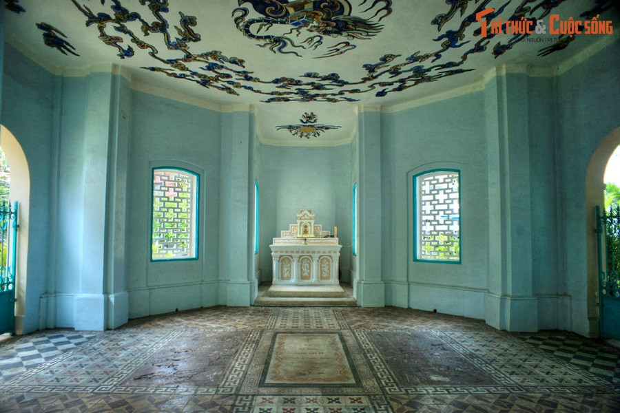 Bên trong lăng mộ có ba mộ phần, gồm ba bia đá khác màu có chiều rộng khoảng 1 mét, dài gần 2 mét, được lát bằng phẳng mà mới nhìn cứ tưởng là nền nhà mồ. Mộ cụ Trương Vĩnh Ký năm ở giữa, hai bên là mộ người vợ Vương Thị Thọ và mộ con trai cả Trương Vĩnh Thế.