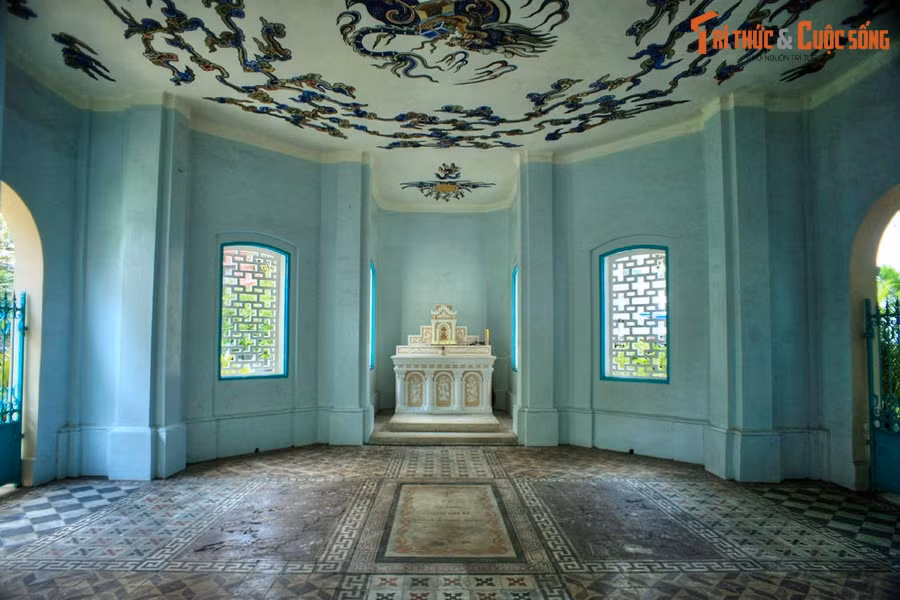 Bên trong lăng mộ có ba mộ phần, gồm ba bia đá khác màu có chiều rộng khoảng 1 mét, dài gần 2 mét, được lát bằng phẳng mà mới nhìn cứ tưởng là nền nhà mồ. Mộ cụ Trương Vĩnh Ký năm ở giữa, hai bên là mộ người vợ Vương Thị Thọ và mộ con trai cả Trương Vĩnh Thế.