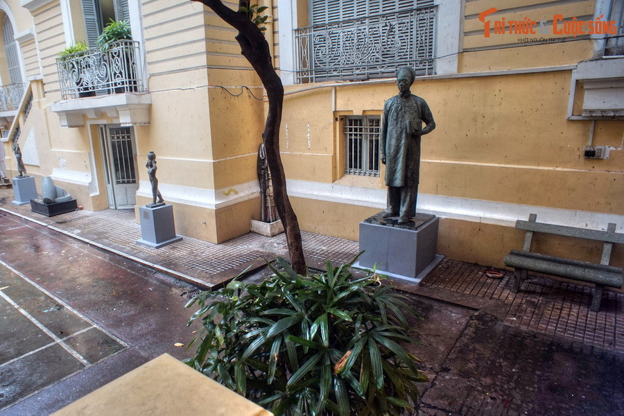 2. Trong khuôn viên Bảo tàng Mỹ thuật TP HCM có một bức tượng đồng tuổi đời một thế kỷ, thể hiện hình ảnh một người đàn ông Việt Nam với vóc dáng nhỏ nhắn, mặc áo dài khăn xếp, tay cầm cuốn sách. Đó chính là tượng cụ Trương Vĩnh Ký.