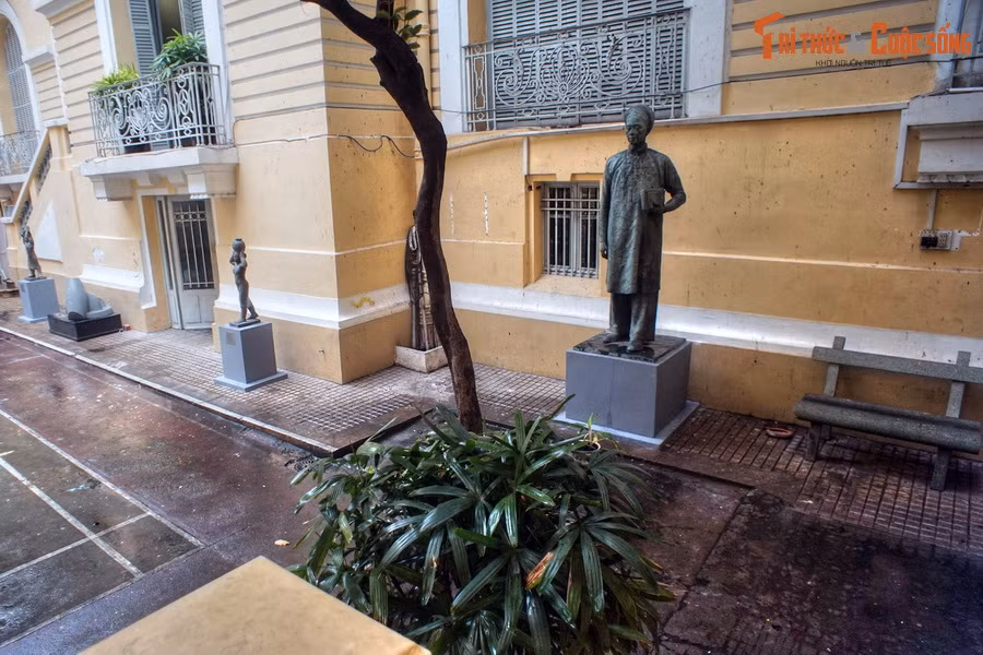 2. Trong khuôn viên Bảo tàng Mỹ thuật TP HCM có một bức tượng đồng tuổi đời một thế kỷ, thể hiện hình ảnh một người đàn ông Việt Nam với vóc dáng nhỏ nhắn, mặc áo dài khăn xếp, tay cầm cuốn sách. Đó chính là tượng cụ Trương Vĩnh Ký.