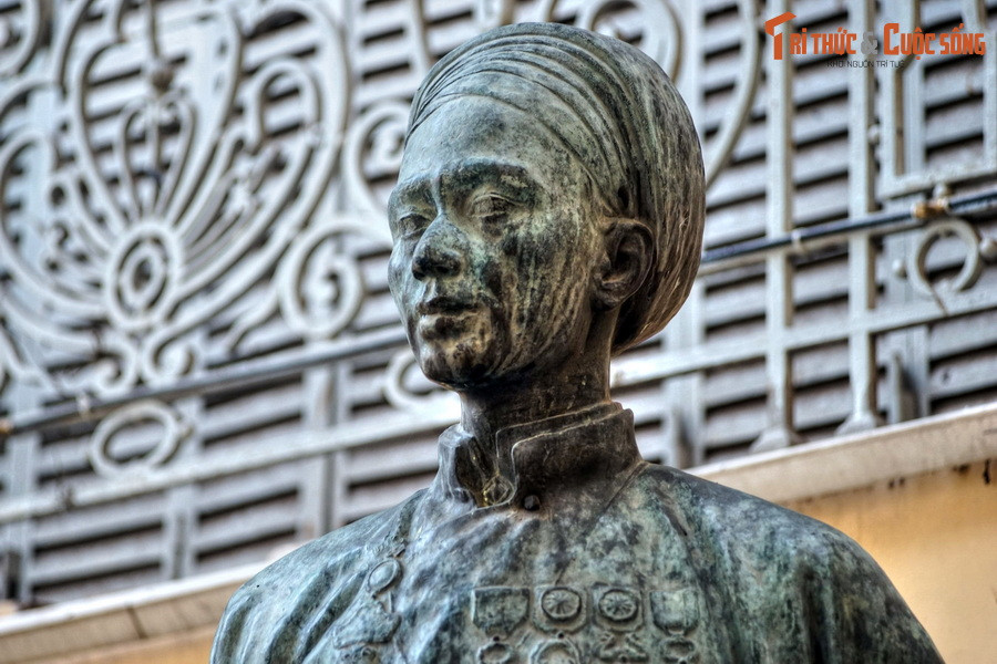 Sau Cách mạng Tháng 8/1945, Xứ ủy Nam bộ đã ra lệnh hạ tất cả tượng đài thời thuộc địa, tượng cụ Trương Vĩnh Ký là bức tượng duy nhất được để lại. Vài thập niên sau đó, tượng được đưa về lưu giữ tại dinh thự cũ của gia đình Chú Hỏa, tức Bảo tàng Mỹ thuật TP HCM ngày nay.