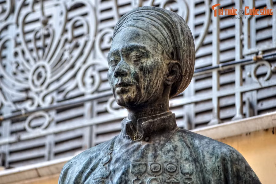 Sau Cách mạng Tháng 8/1945, Xứ ủy Nam bộ đã ra lệnh hạ tất cả tượng đài thời thuộc địa, tượng cụ Trương Vĩnh Ký là bức tượng duy nhất được để lại. Vài thập niên sau đó, tượng được đưa về lưu giữ tại dinh thự cũ của gia đình Chú Hỏa, tức Bảo tàng Mỹ thuật TP HCM ngày nay.