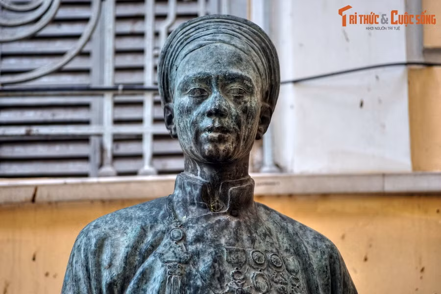 Đến ngày 18/12/1927, bức tượng toàn thân của cụ Trương Vĩnh Ký hoàn tất và được dựng quay mặt ra đường Norodom, trong công viên đầy cây xanh trước dinh quan toàn quyền Sài Gòn (nay là công viên 30 Tháng 4, đối diện di tích lịch sử Dinh Độc Lập).