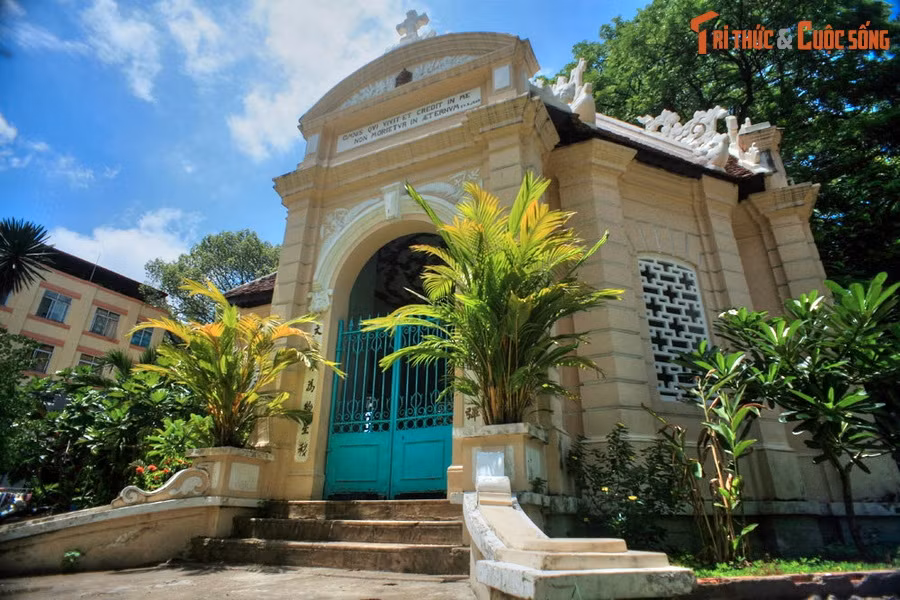 Lăng mộ được xây vào năm 1889 theo phong cách kiến trúc Pháp kết hợp với một số họa tiết phương Đông, có diện tích khoảng 50 m2, nằm trong khuôn viên rộng hơn 2.000 m2.