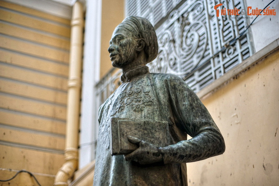 Giấy phép dựng tượng Trương Vĩnh Ký ở một nơi công cộng tại Sài Gòn đã được chính quyền Nam Kỳ thời bấy giờ chấp thuận trong năm 1908. Hoạt động quyên góp tiền dựng tượng đã được các tờ báo của người Việt ở Sài Gòn thúc đẩy mạnh mé.