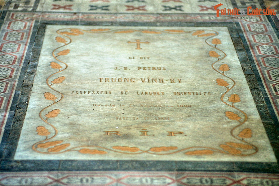 Bia mộ cụ Trương khắc tên J. B. Petrus Trương Vĩnh Ký (chữ Pháp đầu dòng là tên đạo ông theo từ thuở ấu thơ ở quê hương Cái Mơn, Bến Tre) cùng năm mất và vài dòng thân thế. Trang trí mộ bia khá giản dị với hình cành lá bao quanh.