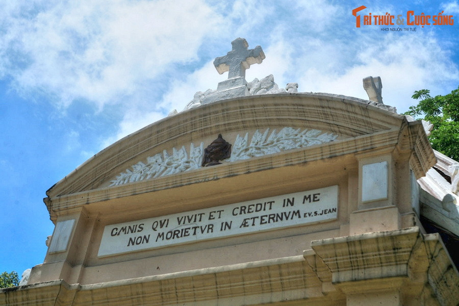 Lăng mộ có ba cổng, phía trên đều khắc các câu trích dẫn Kinh Thánh bằng chữ La tinh, dịch ra tiếng Việt lần lượt là: "Tri thức là nguồn sống cho ai sở hữu nó"; "Ai sống mà tin ta kẻ đó không bao giờ chết, ngươi có tin chăng?"; "Hãy thương xót tôi, ít nhất là những bằng hữu của tôi".