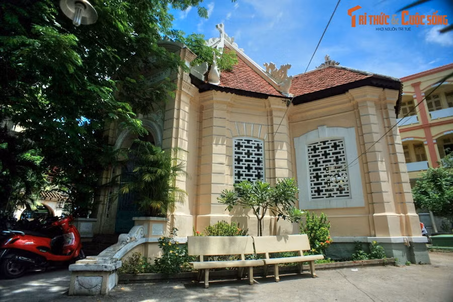 Công trình mang dáng vẻ trang nhã với nhiều cửa, cột, vòm cong, các chi tiết trang trí nhẹ nhàng và tinh tế.