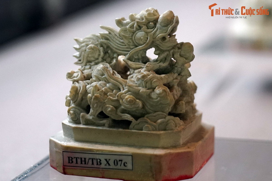  5. Ngà. Chiếc ấn “Hóa cửu thành đạo”, nghĩa là “Dạy lâu thì thành đạo”, được tạc từ ngà voi, nằm trong bộ sưu tập ấn ngà của vua Tự Đức. Hiện vật của Bảo tàng Cổ vật cung đình Huế.