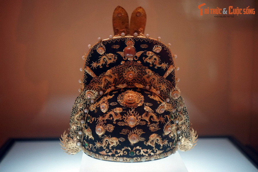 8. Vải. Mũ thượng triều của các vua nhà Nguyễn được làm bằng vải sa màu đen, trang trí bằng vàng và cẩn nhiều loại ngọc quý, san hô. Hiện vật của BT Lịch sử quốc gia.