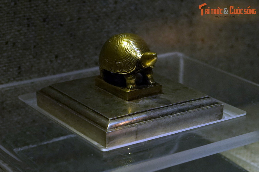  2. Bạc. Ấn "Quốc mẫu chi bảo" bằng bạc mạ vàng, niên hiệu Cảnh Hưng thứ 57 (1796), chúa Nguyễn Phúc Ánh (Gia Long) cho đúc cùng kim sách dâng tôn hiệu cho mẫu phi Nguyễn Thị Hoàn làm Quốc mẫu Vương Thái phi. Hiện vật của BT Lịch sử quốc gia.