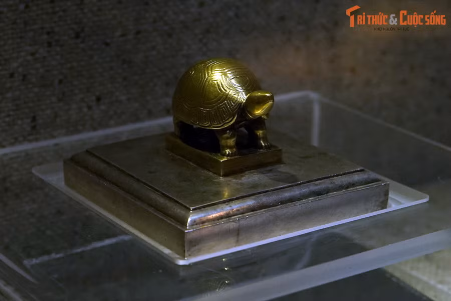  2. Bạc. Ấn "Quốc mẫu chi bảo" bằng bạc mạ vàng, niên hiệu Cảnh Hưng thứ 57 (1796), chúa Nguyễn Phúc Ánh (Gia Long) cho đúc cùng kim sách dâng tôn hiệu cho mẫu phi Nguyễn Thị Hoàn làm Quốc mẫu Vương Thái phi. Hiện vật của BT Lịch sử quốc gia.