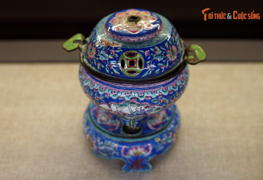  10. Pháp lam. Lư xông trầm pháp lam (đồng tráng men nhiều màu), một vật dụng có nguồn gốc từ cung đình nhà Nguyễn. Hiện vật của Bảo tàng Cổ vật cung đình Huế.