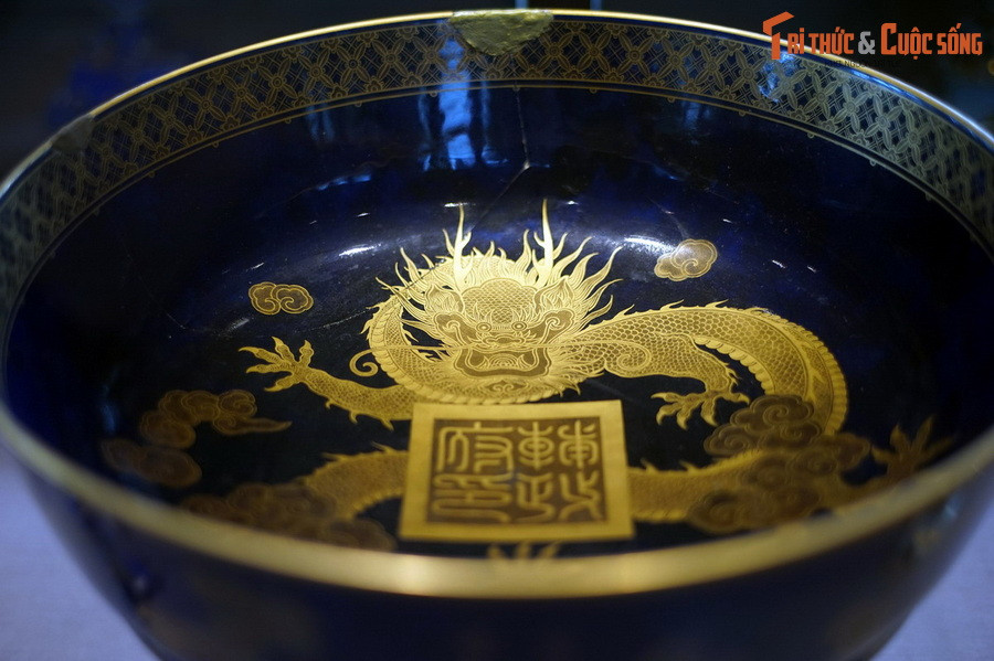  9. Gốm sứ. Chiếc mâm bồng hiệu Rivoli bằng sứ có hình rồng vàng, quà của Phủ Phụ chính đặt làm tại Pháp năm 1915 để tặng vua Duy Tân. Hiện vật của Bảo tàng Cổ vật cung đình Huế.