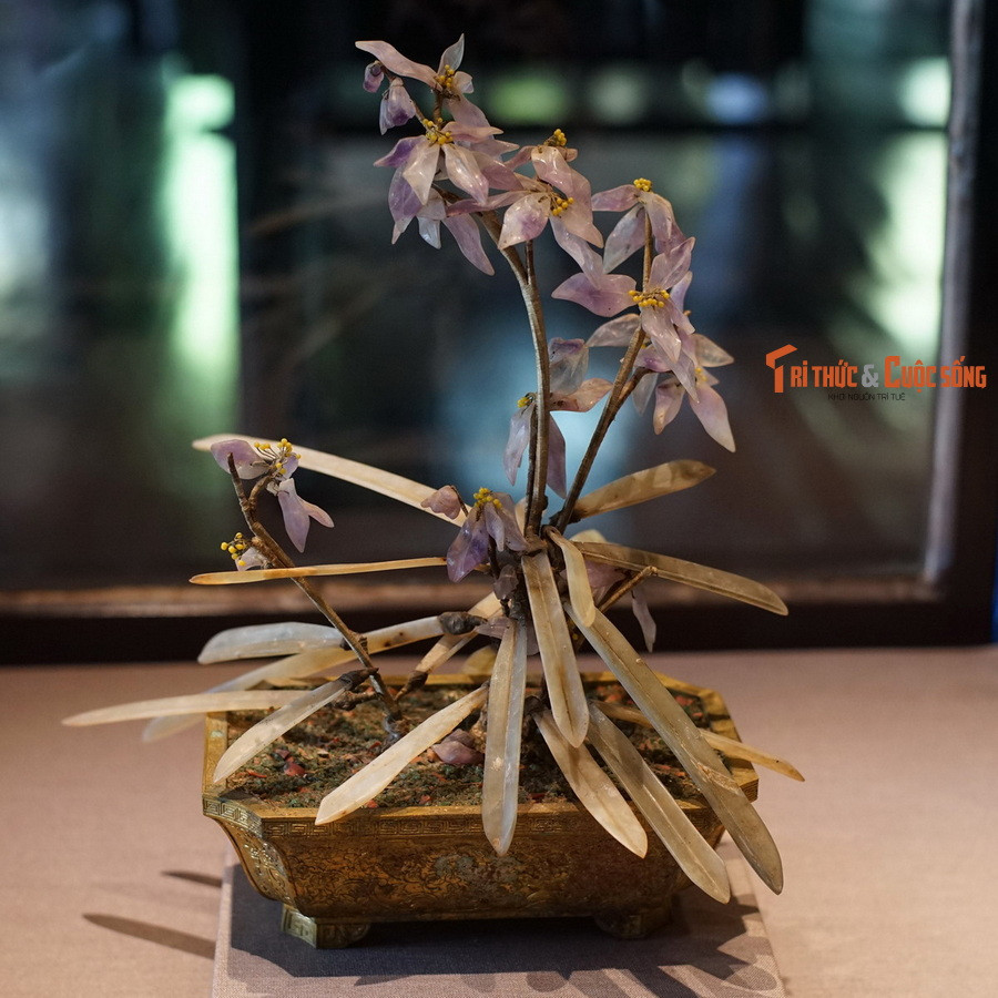  4. Ngọc. Chậu hoa địa lan được chế tác thủ công thời vua Đồng Khánh, có lá và hoa làm từ đá ngọc. Hiện vật của Bảo tàng Cổ vật cung đình Huế.