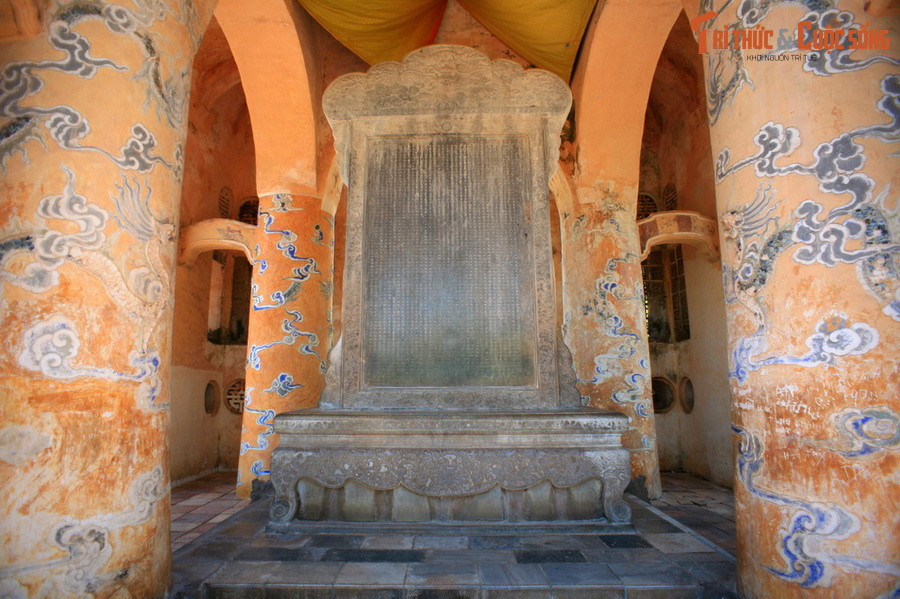  7. Đá. Bảo vật quốc gia Bia Khiêm Cung Ký được chế tác từ đá, đặt trong bi đình (nhà bia) của lăng vua Tự Đức, Huế.