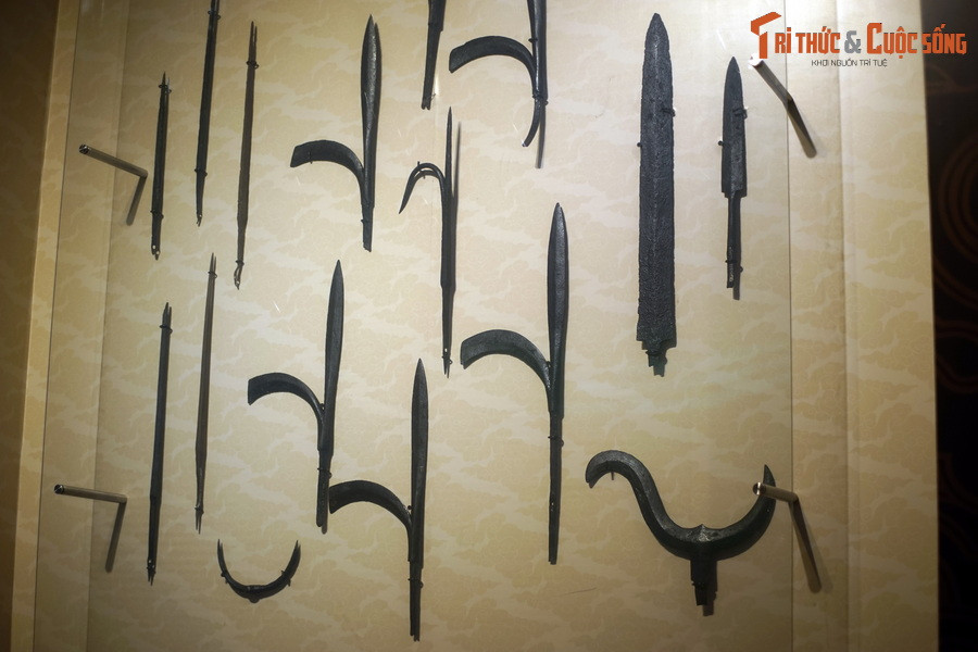 Được lưu giữ tại Bảo tàng Hà Nội, Bảo vật quốc gia “Sưu tập vũ khí Trường Giảng Võ” quy tụ trên 100 món binh khí được tìm thấy dưới lòng hồ Ngọc Khánh năm 1983. Trong các hiện vật này, có 7 chiếc câu liêm.