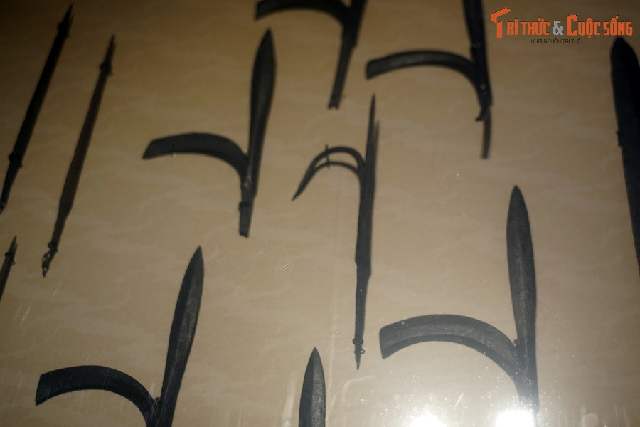 Đời vua Lê Uy Mục (1505), khi chế định binh khí, đặt quân điếm Ngũ phủ, mỗi điếm canh được cấp phát 5 câu liêm đầu nhọn.