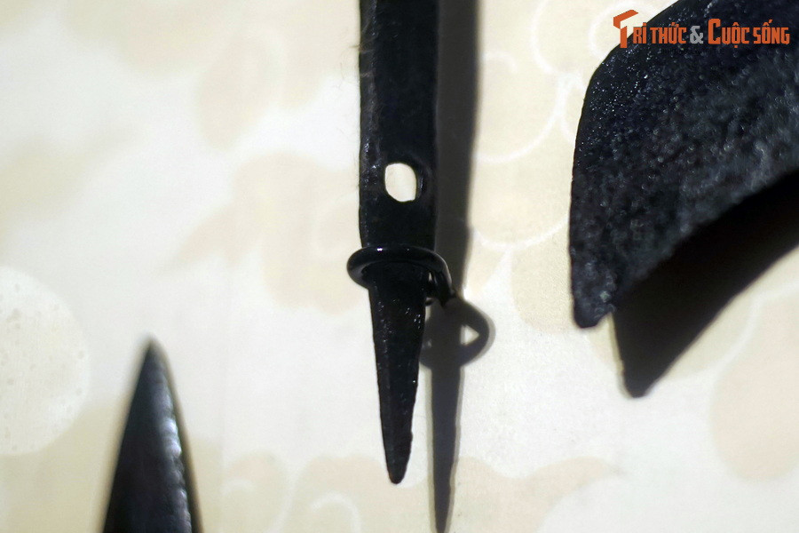 Phía cuối của đốc cấu tạo thành chuôi tra cán. Chuôi dài khoảng 30 cm có tiết diện hình chữ nhật. Giữa chuôi có một đến hai chốt đinh.