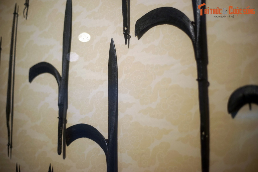 Theo các tư liệu lịch sử, vào thời Lê Sơ, trong mỗi vệ quân có trang bị 40 liềm và 50 câu liêm.