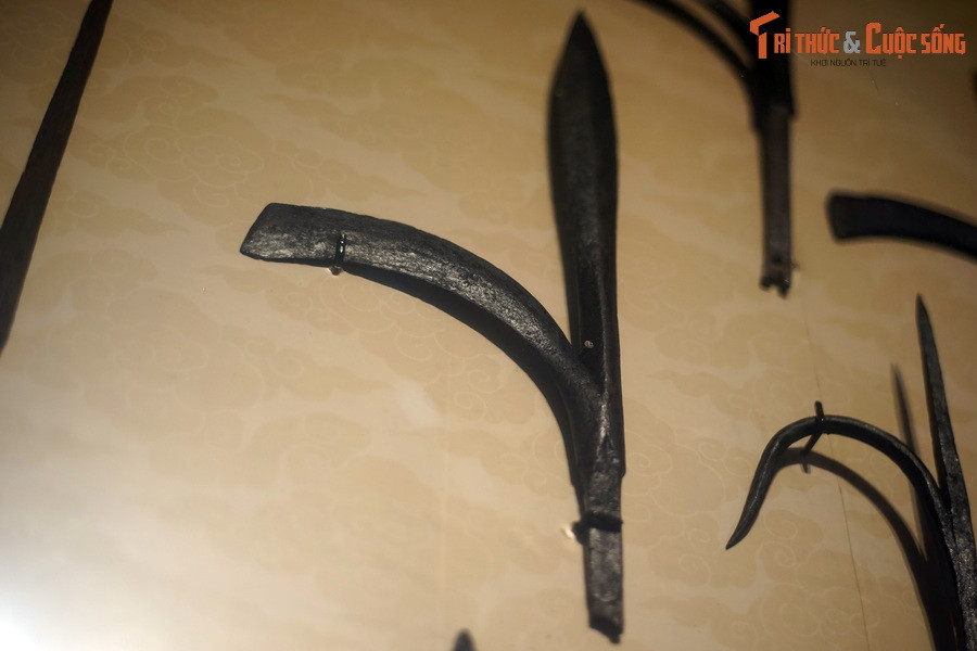 Phía sát đầu cán vòng ra một lưỡi hình trăng khuyết, đầu phẳng, sắc, hoặc là đầu nhọn có móc, dùng để bổ hoặc móc (dân gian gọi là phần câu).