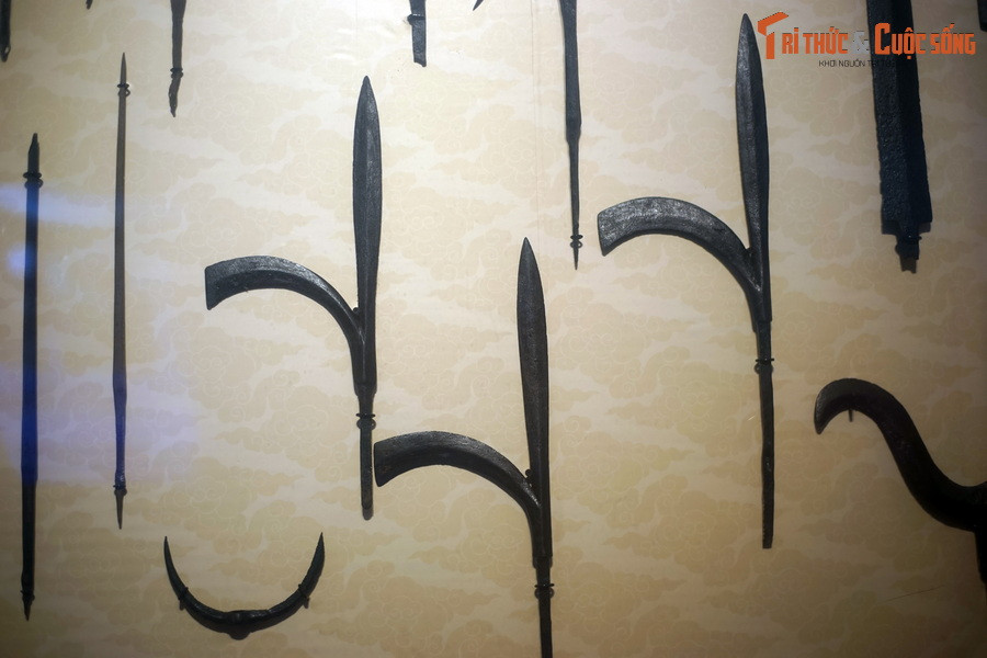 Theo tài liệu của Bảo tàng Hà Nội, câu liêm là loại hình vũ khí cận chiến độc đáo, được ưa chuộng và trang bị một cách phổ biến trong quân đội Đại Việt các triều đại Lý - Trần - Lê.