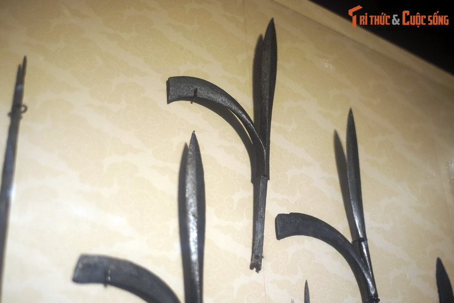 Khả năng sát thương của câu liêm hơn hẳn các loại vũ khí có cán khác như giáo, mũi trường, vì nó có thể đâm, móc hoặc bổ vào kẻ địch. Dân gian còn gọi loại vũ khí này là móc đáp hoặc bồi đòn.