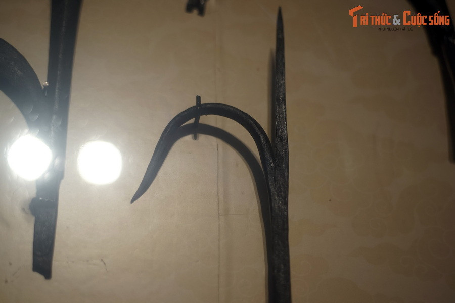 Trong trận Bạch Đằng năm 1288, tướng quân phía giặc Nguyên là Phàn Tiếp bị thương nhảy xuống nước, bị quân ta dùng câu liêm móc lên bắt sống.