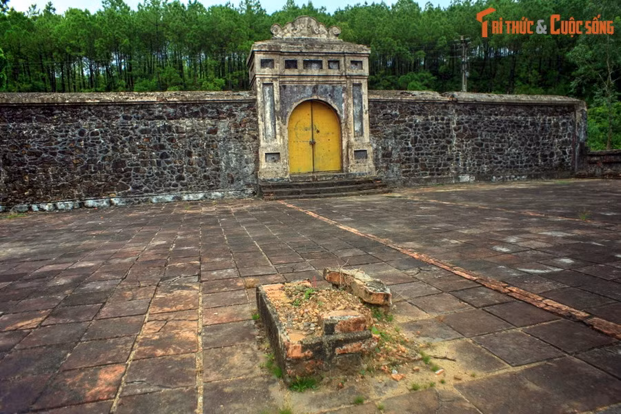 Theo Đại Nam Liệt Truyện, Nguyễn Phúc Luân là con thứ hai của Chúa Nguyễn Phúc Khoát. Khi chúa Nguyễn qua đời, do muốn thâu tóm quyền lực, quyền thần Trương Phúc Loan đã giả mạo di chiếu, lập Nguyễn Phúc Thuần mới 12 tuổi lên ngôi và bắt giam Nguyễn Phúc Luân.