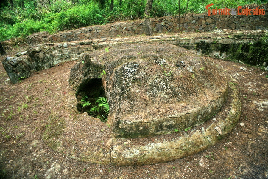 Quy mô to lớn khác thường, những yếu tố kiến trúc đặc biệt cùng sự trừng phạt thảm khốc và lãng quên trong suốt triều Nguyễn khiến trong cư dân Huế lan truyền lời đồn lăng Ba Vành chính là nơi an nghỉ của hoàng đế Quang Trung.