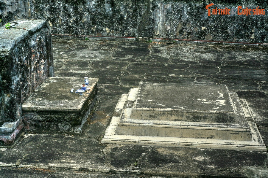 Máu không sượt ra mà thấm vào xương sọ. Tin rằng chiếc sọ này là của cha mình, vua lệnh cho cải táng hài cốt tại nơi chôn cất cũ, đặt tên là lăng Cơ Thánh. Do lăng chỉ chôn hộp sọ của người đã khuất nên dân địa phương vẫn quen gọi là lăng Sọ.