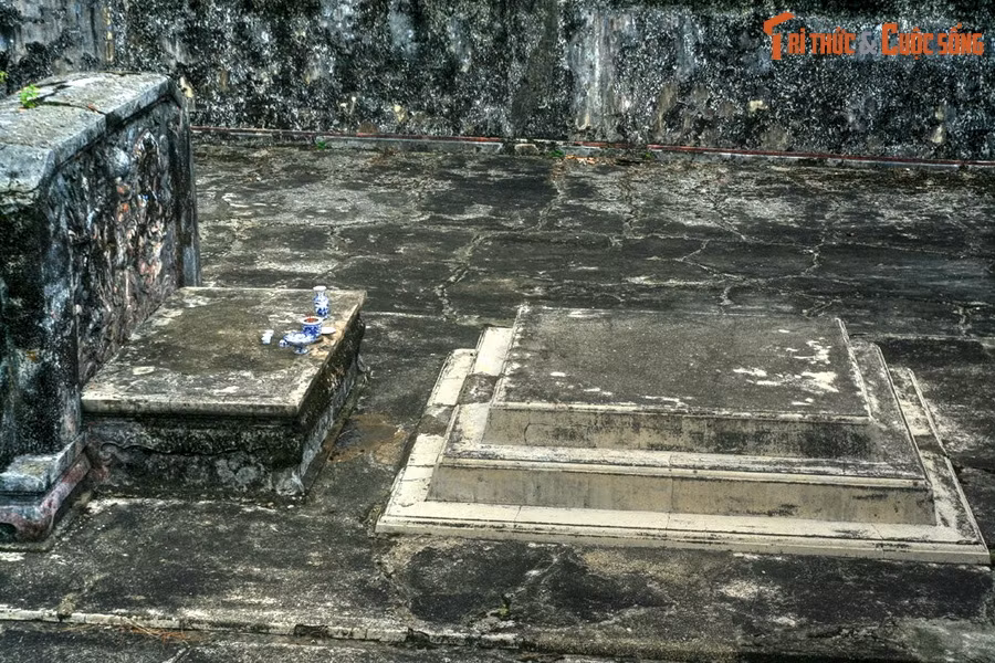 Máu không sượt ra mà thấm vào xương sọ. Tin rằng chiếc sọ này là của cha mình, vua lệnh cho cải táng hài cốt tại nơi chôn cất cũ, đặt tên là lăng Cơ Thánh. Do lăng chỉ chôn hộp sọ của người đã khuất nên dân địa phương vẫn quen gọi là lăng Sọ.