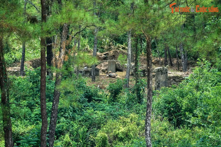 2. Cũng nằm ở xã Thủy Bằng như lăng Cơ Thánh, lăng Ba Vành là một khu lăng mộ có quy mô lớn, với chiều dài khoảng 60 mét, rộng 40 mét, gồm 3 vòng thành tròn ghép lại. Khu mộ có các dấu tích của một nơi an táng bậc đế vương như hồ bán nguyệt, nhà bia, tam quan, vườn lăng…