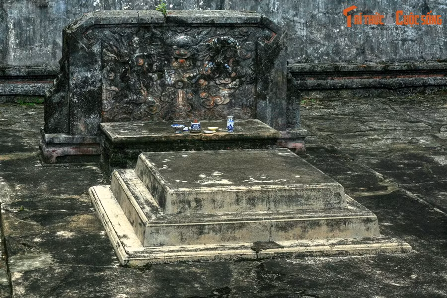 Sau khi lên ngôi vào năm 1802, vua Gia Long cho người đi tìm lại hài cốt của thân phụ. Nghe lời kể của dân địa phương về ngư dân tên Huyên và chiếc sọ người kỳ bí, vua yêu cầu đưa người này đến gặp và chỉ chỗ chôn hài cốt. Khi sọ được đào lên, vua chích máu của mình và nhỏ vào sọ.