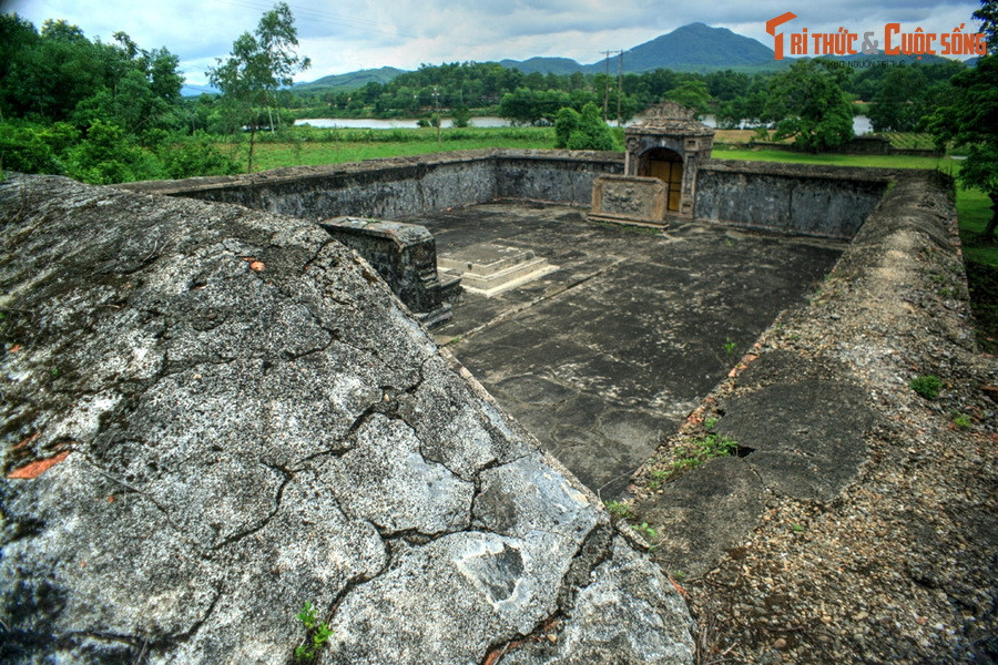 Sau khi được thả về nhà ông buồn rầu sinh bệnh mà mất ở Phú Xuân (Huế). Sau khi quân Tây Sơn chiếm Phú Xuân năm 1790, tướng Nguyễn Văn Ngữ đã sai người đào mồ Nguyễn Phúc Luân, lấy xương cốt vứt xuống dòng sông Hương gần đó.