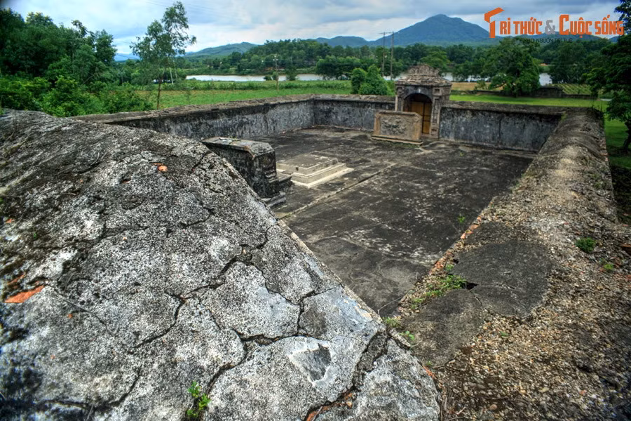 Sau khi được thả về nhà ông buồn rầu sinh bệnh mà mất ở Phú Xuân (Huế). Sau khi quân Tây Sơn chiếm Phú Xuân năm 1790, tướng Nguyễn Văn Ngữ đã sai người đào mồ Nguyễn Phúc Luân, lấy xương cốt vứt xuống dòng sông Hương gần đó.