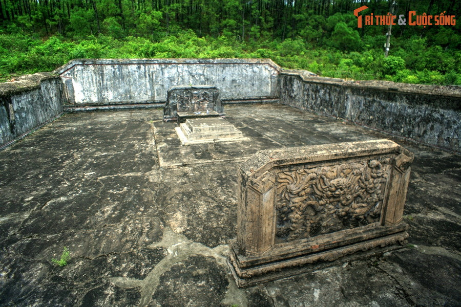 Khi đánh cá ở khúc sông này, ngư dân tên Nguyễn Ngọc Huyên hoảng sợ khi một chiếc sọ người mắc vào vó của mình hai lần. Ông ném sọ đi và khấn "nếu đây là chiếc sọ của ngài nào có quyền lực linh thiêng thì xin trở lại trong vó của tôi". Khi sọ mắc vào vó lần thứ ba, ông tìm nơi chôn cất.