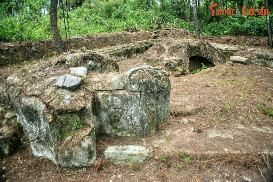 Vòng thành trong cùng ôm nấm mộ có hình mai rùa – loại mộ dành cho bậc công thần, đế vương theo quan niệm thời xưa. Nấm mộ có vách rất dày, bị bạt góc trái theo kiểu chém “tả đao” dành cho tử tù thời phong kiến, để kéo quan tài ra khỏi mộ.