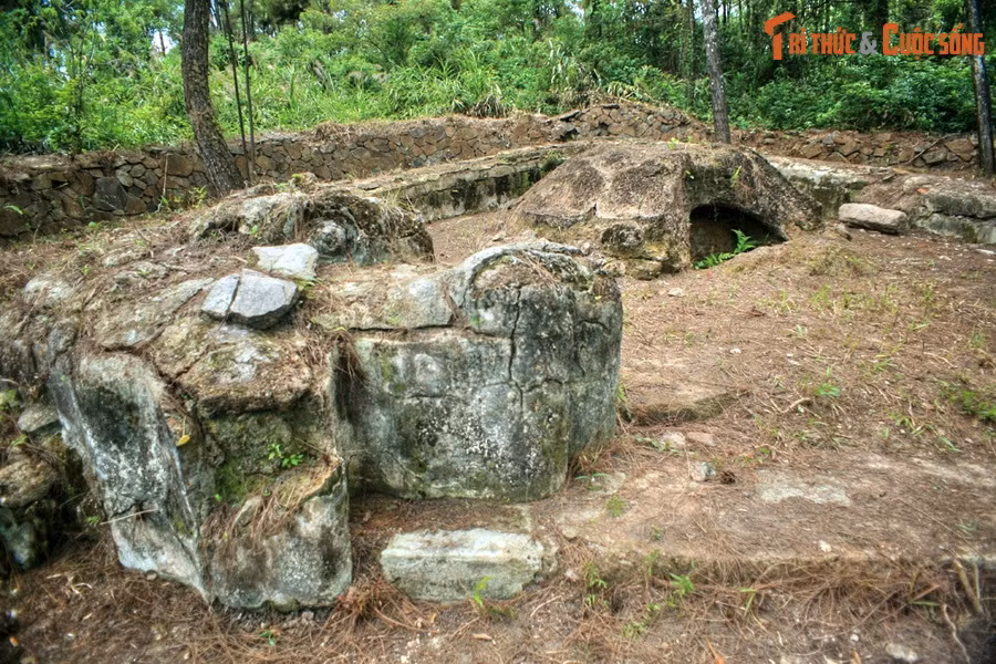 Vòng thành trong cùng ôm nấm mộ có hình mai rùa – loại mộ dành cho bậc công thần, đế vương theo quan niệm thời xưa. Nấm mộ có vách rất dày, bị bạt góc trái theo kiểu chém “tả đao” dành cho tử tù thời phong kiến, để kéo quan tài ra khỏi mộ.