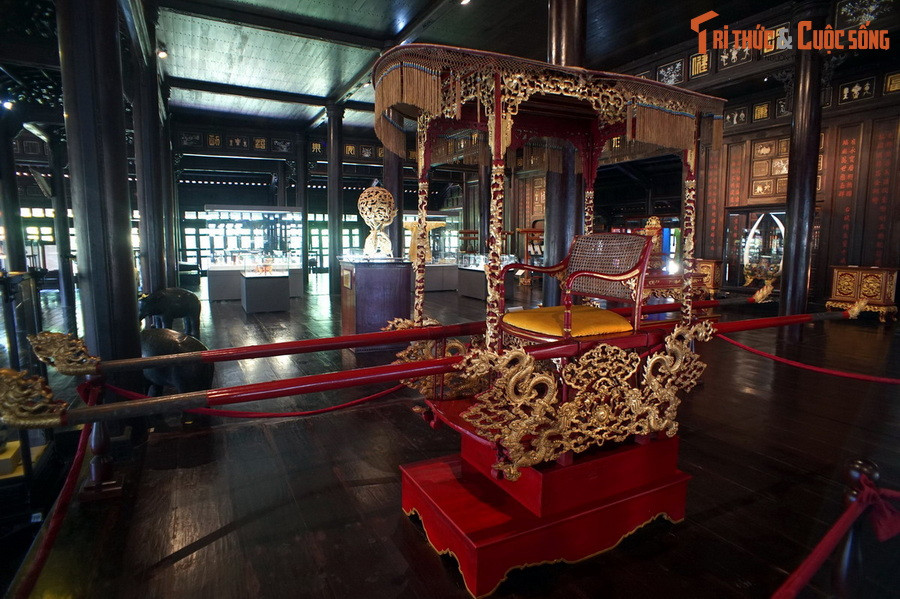 Thời Nguyễn, đồ ngự dụng ở Huế nhiều vô kể, bởi nhu cầu của vua thì phong phú vô cùng: đồ gỗ, đồ ngà, đồ vàng bạc châu báu, đồ pháp lam, lụa là gấm vóc… hiện diện khắp các cung vàng, điện ngọc ở Huế đô. Ảnh: Kiệu sơn son thếp của vua nhà Nguyễn (hiện vật của Bảo tàng Cổ vật Cung đình Huế).