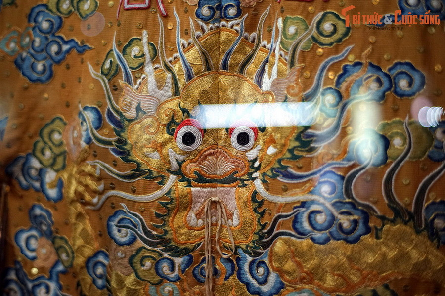 Có thể kể đến Kim ngân tượng cục (chuyên chế tác đồ vàng bạc), Cẩm tượng cục (chuyên nghề dệt gấm lụa cao cấp), Pha lê tượng cục (chuyên làm pha lê), Pháp lam tượng cục (chuyên chế tác đồ pháp lam)... Ảnh: Cận cảnh hoàng bào của vua nhà Nguyễn mặc lúc thiết lễ đại triều (hiện vật của Bảo tàng Cổ vật Cung đình Huế).