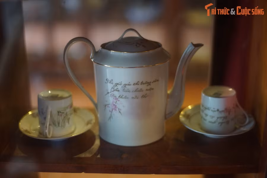 Vua Bảo Đại (1926-1945) thì xài đồ sứ Sèvres đặt mua bên Pháp thay cho đồ sứ ký kiểu bên Tàu, dùng xe hơi thay vì đi kiệu, thích ngủ trên giường nệm mà không ưa nằm trên sập gụ… Ảnh: Ấm chén đặt làm ở Pháp của vua Bảo Đại (hiện vật của Bảo tàng Đồ sứ ký kiểu thời Nguyễn).