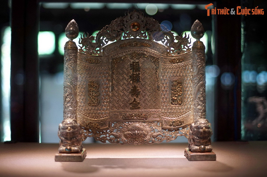 Đây là một chiếc trấn phong bằng bạc, đồ ngự dụng triều Nguyễn, hiện vật của Bảo tàng Cổ vật Cung đình Huế. Theo Tiến sĩ sử học Trần Đức Anh Sơn, đồ ngự dụng là đồ dùng của vua, song đôi khi, nhà vua cũng ban tặng đồ ngự dụng cho các thành viên trong hoàng gia và những sủng thần.