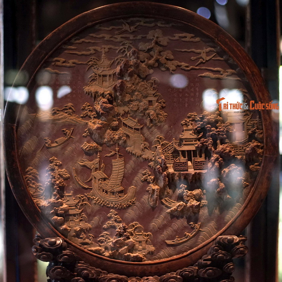 ...Gia mộc tượng ty (chuyên làm đồ gỗ trong cung), Châm sàng tào tượng ty (chuyên làm giường, gối), Họa xà cừ tượng ty (chuyên làm đồ khảm xà cừ)… Ảnh: Bức phù điêu gỗ được chạm khắc hết sức tinh xảo, từng được đặt trong cung điện của triều Nguyễn (hiện vật của Bảo tàng Cổ vật Cung đình Huế).