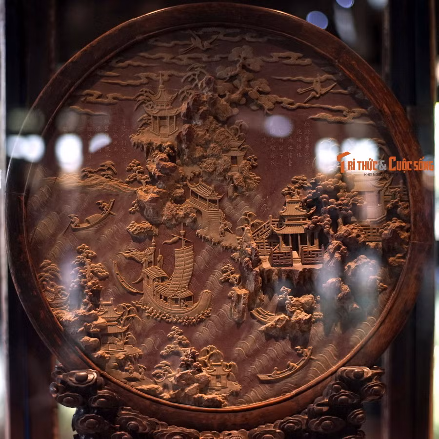 ...Gia mộc tượng ty (chuyên làm đồ gỗ trong cung), Châm sàng tào tượng ty (chuyên làm giường, gối), Họa xà cừ tượng ty (chuyên làm đồ khảm xà cừ)… Ảnh: Bức phù điêu gỗ được chạm khắc hết sức tinh xảo, từng được đặt trong cung điện của triều Nguyễn (hiện vật của Bảo tàng Cổ vật Cung đình Huế).