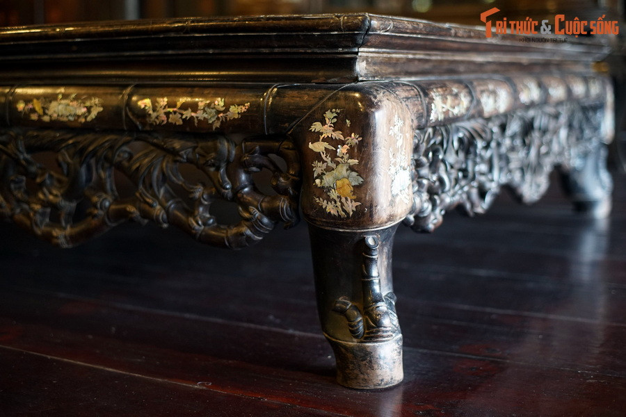 Đồ ngự dụng của vua Thiệu Trị (1841-1847), nhất là đồ gỗ, thường không sơn thếp, đề tài trang trí chủ yếu là cúc hóa vân, trúc hóa long, triền chi… nét chạm tuy mảnh nhưng sâu và rất tinh tế. Ảnh: Sập gụ cẩn xà cừ đặt trong cung đình triều Nguyễn (hiện vật của Bảo tàng Cổ vật Cung đình Huế).